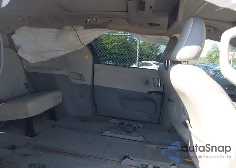 2012 Toyota Sienna Limited 7 Passenger z USA, uszkodzony, nr VIN 5TDDK3DC8CS036344